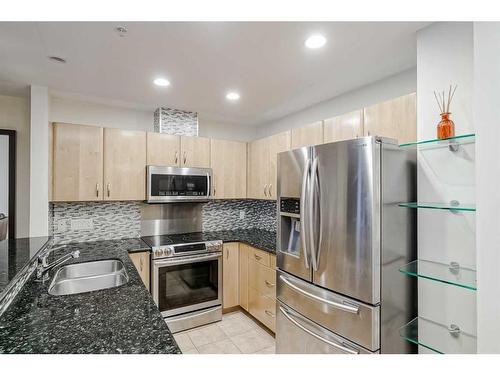 102-1108 6 Avenue Sw, Calgary, AB - Indoor Photo Showing Kitchen With Double Sink With Upgraded Kitchen