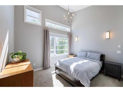 1-138 22 Avenue Ne, Calgary, AB - Indoor Photo Showing Bedroom