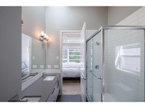 1-138 22 Avenue Ne, Calgary, AB - Indoor Photo Showing Bathroom