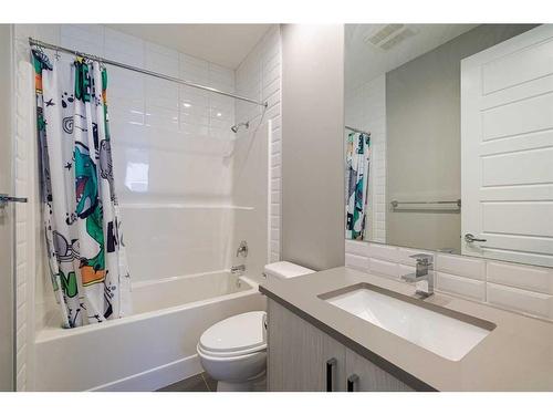 1-138 22 Avenue Ne, Calgary, AB - Indoor Photo Showing Bathroom