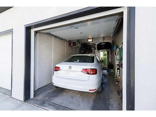 1-138 22 Avenue Ne, Calgary, AB -  Photo Showing Garage