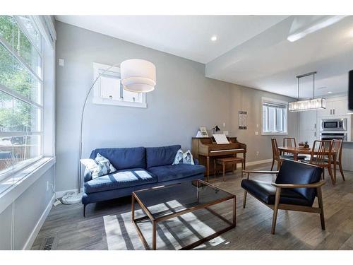 1-138 22 Avenue Ne, Calgary, AB - Indoor Photo Showing Living Room