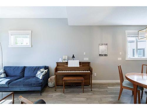 1-138 22 Avenue Ne, Calgary, AB - Indoor Photo Showing Living Room