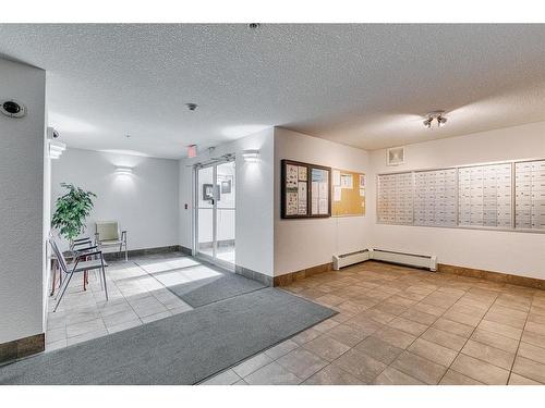 2413-6224 17 Avenue Se, Calgary, AB - Indoor Photo Showing Other Room