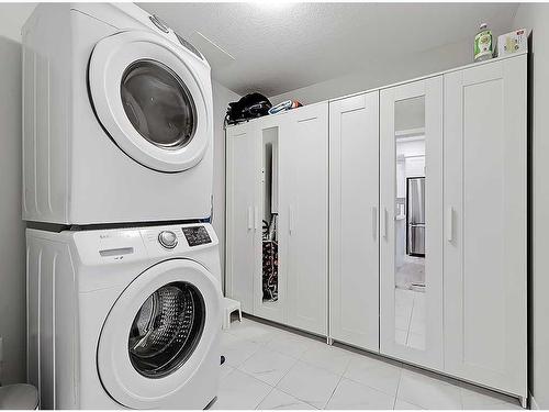 318-4350 Seton Drive Se, Calgary, AB - Indoor Photo Showing Laundry Room