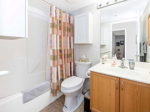 1111-200 Community, Okotoks, AB - Indoor Photo Showing Bathroom