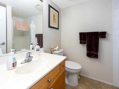 1111-200 Community, Okotoks, AB - Indoor Photo Showing Bathroom