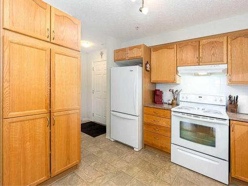 1111-200 Community, Okotoks, AB - Indoor Photo Showing Kitchen