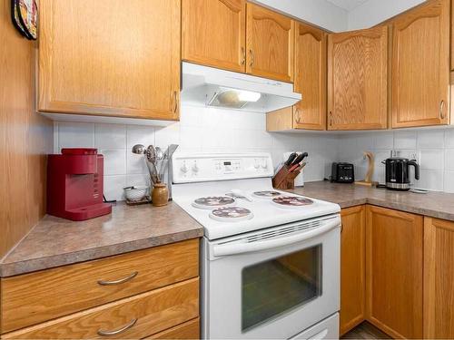 1111-200 Community, Okotoks, AB - Indoor Photo Showing Kitchen