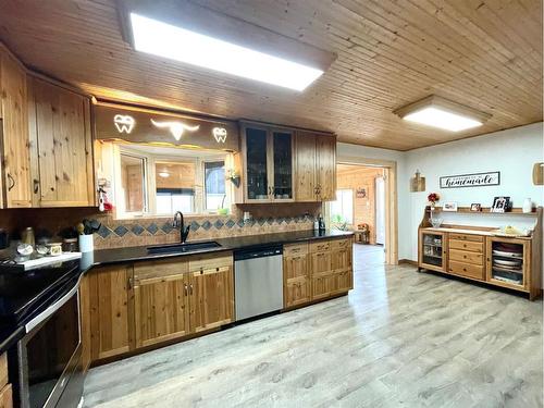 8130 722 Avenue East, Rural Foothills County, AB - Indoor Photo Showing Kitchen With Double Sink