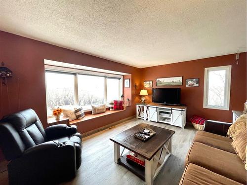 8130 722 Avenue East, Rural Foothills County, AB - Indoor Photo Showing Living Room