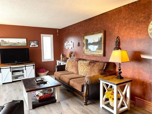 8130 722 Avenue East, Rural Foothills County, AB - Indoor Photo Showing Living Room