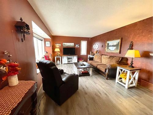 8130 722 Avenue East, Rural Foothills County, AB - Indoor Photo Showing Living Room