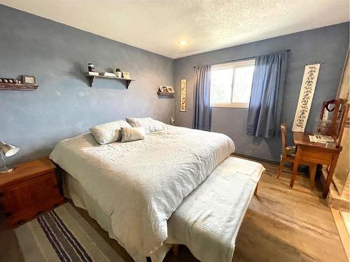 8130 722 Avenue East, Rural Foothills County, AB - Indoor Photo Showing Bedroom