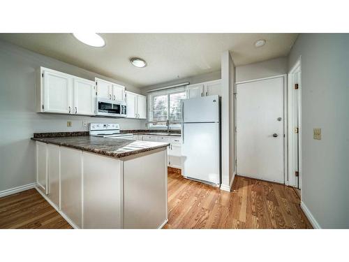 100-630 Sabrina Road Sw, Calgary, AB - Indoor Photo Showing Kitchen