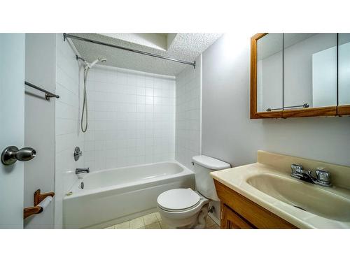 100-630 Sabrina Road Sw, Calgary, AB - Indoor Photo Showing Bathroom