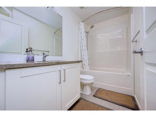 207-30 Mahogany Mews Se, Calgary, AB - Indoor Photo Showing Bathroom