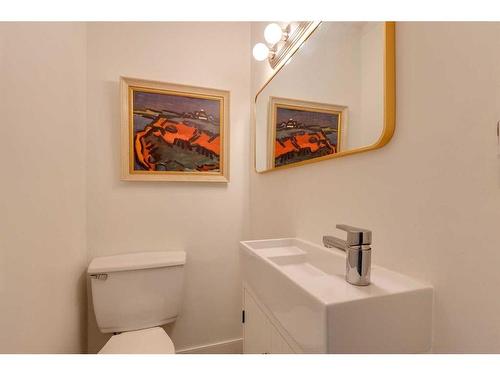 603 10 Avenue Ne, Calgary, AB - Indoor Photo Showing Bathroom