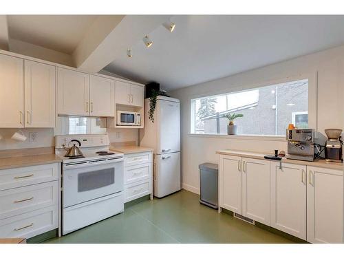 603 10 Avenue Ne, Calgary, AB - Indoor Photo Showing Kitchen