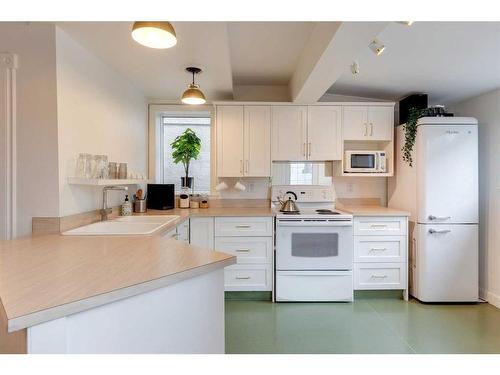 603 10 Avenue Ne, Calgary, AB - Indoor Photo Showing Kitchen