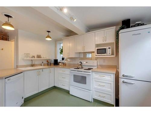 603 10 Avenue Ne, Calgary, AB - Indoor Photo Showing Kitchen