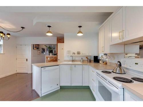 603 10 Avenue Ne, Calgary, AB - Indoor Photo Showing Kitchen