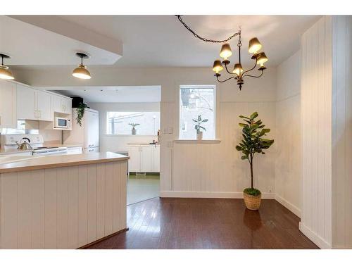 603 10 Avenue Ne, Calgary, AB - Indoor Photo Showing Kitchen