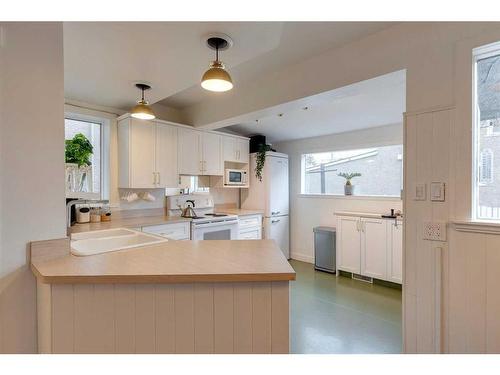 603 10 Avenue Ne, Calgary, AB - Indoor Photo Showing Kitchen