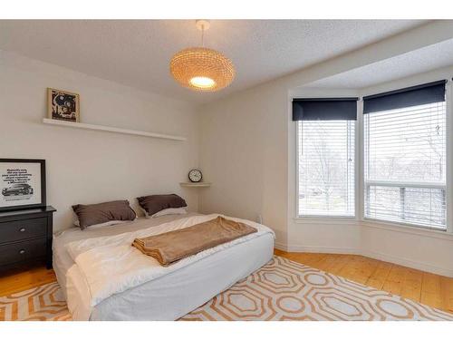 603 10 Avenue Ne, Calgary, AB - Indoor Photo Showing Bedroom