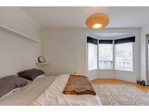 603 10 Avenue Ne, Calgary, AB - Indoor Photo Showing Bedroom