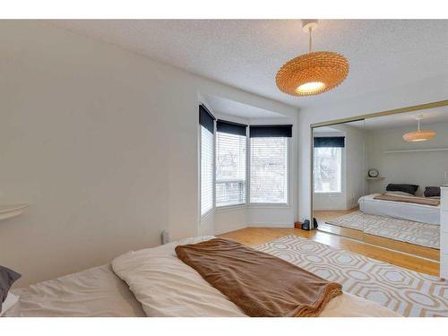 603 10 Avenue Ne, Calgary, AB - Indoor Photo Showing Bedroom