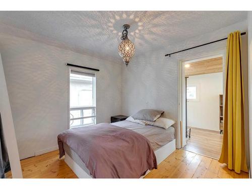 603 10 Avenue Ne, Calgary, AB - Indoor Photo Showing Bedroom