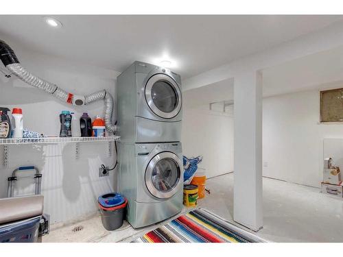 603 10 Avenue Ne, Calgary, AB - Indoor Photo Showing Laundry Room