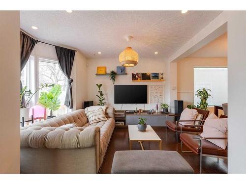 603 10 Avenue Ne, Calgary, AB - Indoor Photo Showing Living Room