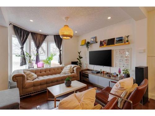 603 10 Avenue Ne, Calgary, AB - Indoor Photo Showing Living Room