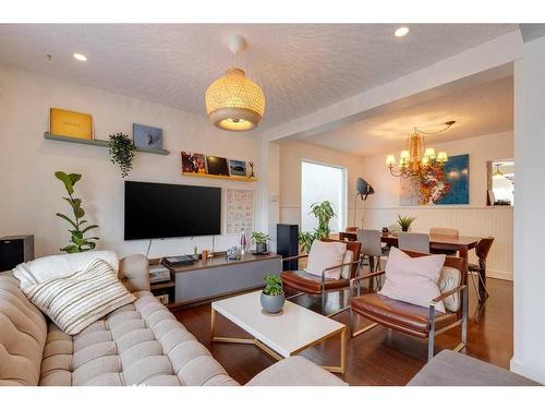 603 10 Avenue Ne, Calgary, AB - Indoor Photo Showing Living Room