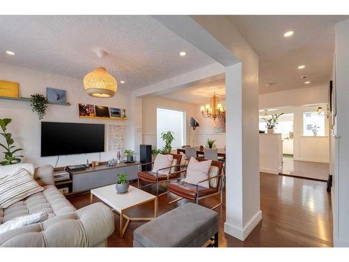 603 10 Avenue Ne, Calgary, AB - Indoor Photo Showing Living Room