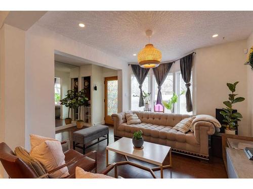 603 10 Avenue Ne, Calgary, AB - Indoor Photo Showing Living Room