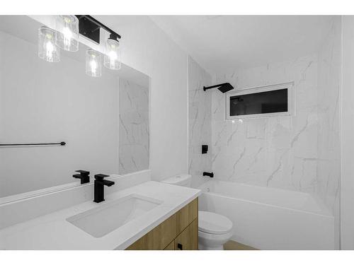 7915 Huntington Street Ne, Calgary, AB - Indoor Photo Showing Bathroom