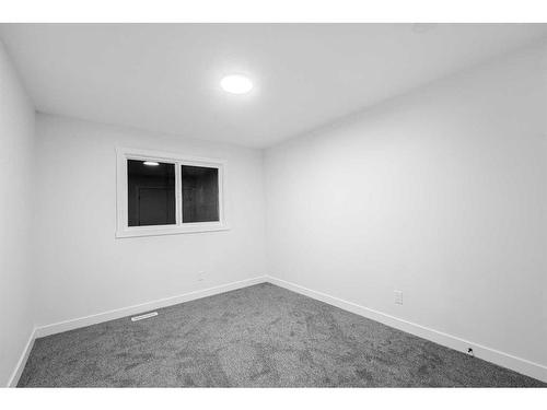 7915 Huntington Street Ne, Calgary, AB - Indoor Photo Showing Other Room