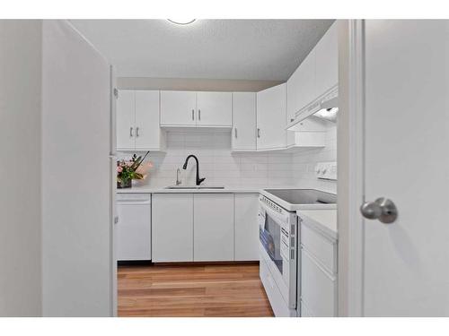 29 Sandpiper Link Nw, Calgary, AB - Indoor Photo Showing Kitchen