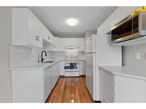 29 Sandpiper Link Nw, Calgary, AB - Indoor Photo Showing Kitchen