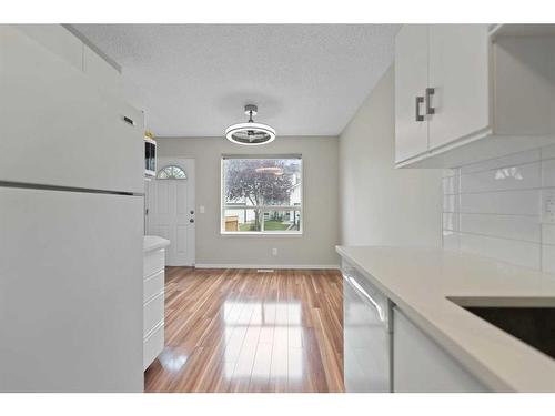 29 Sandpiper Link Nw, Calgary, AB - Indoor Photo Showing Kitchen