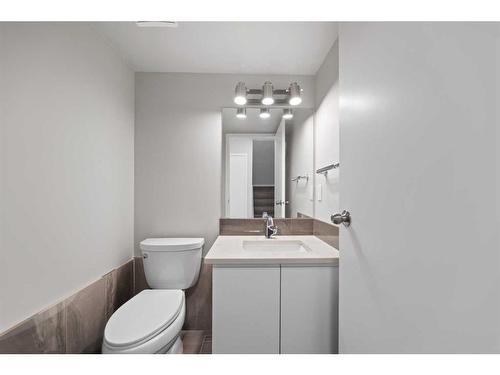 29 Sandpiper Link Nw, Calgary, AB - Indoor Photo Showing Bathroom