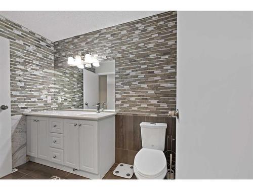 29 Sandpiper Link Nw, Calgary, AB - Indoor Photo Showing Bathroom