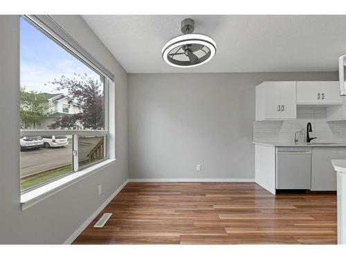 29 Sandpiper Link Nw, Calgary, AB - Indoor Photo Showing Kitchen