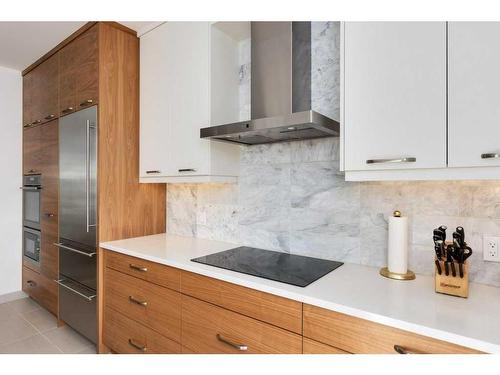 1431 Gladstone Road Nw, Calgary, AB - Indoor Photo Showing Kitchen