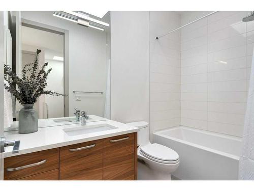 1431 Gladstone Road Nw, Calgary, AB - Indoor Photo Showing Bathroom