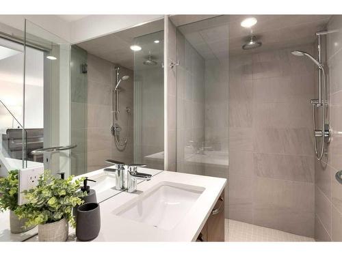 1431 Gladstone Road Nw, Calgary, AB - Indoor Photo Showing Bathroom