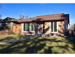 12 Bermuda Court NW Calgary, AB T3K 1H3